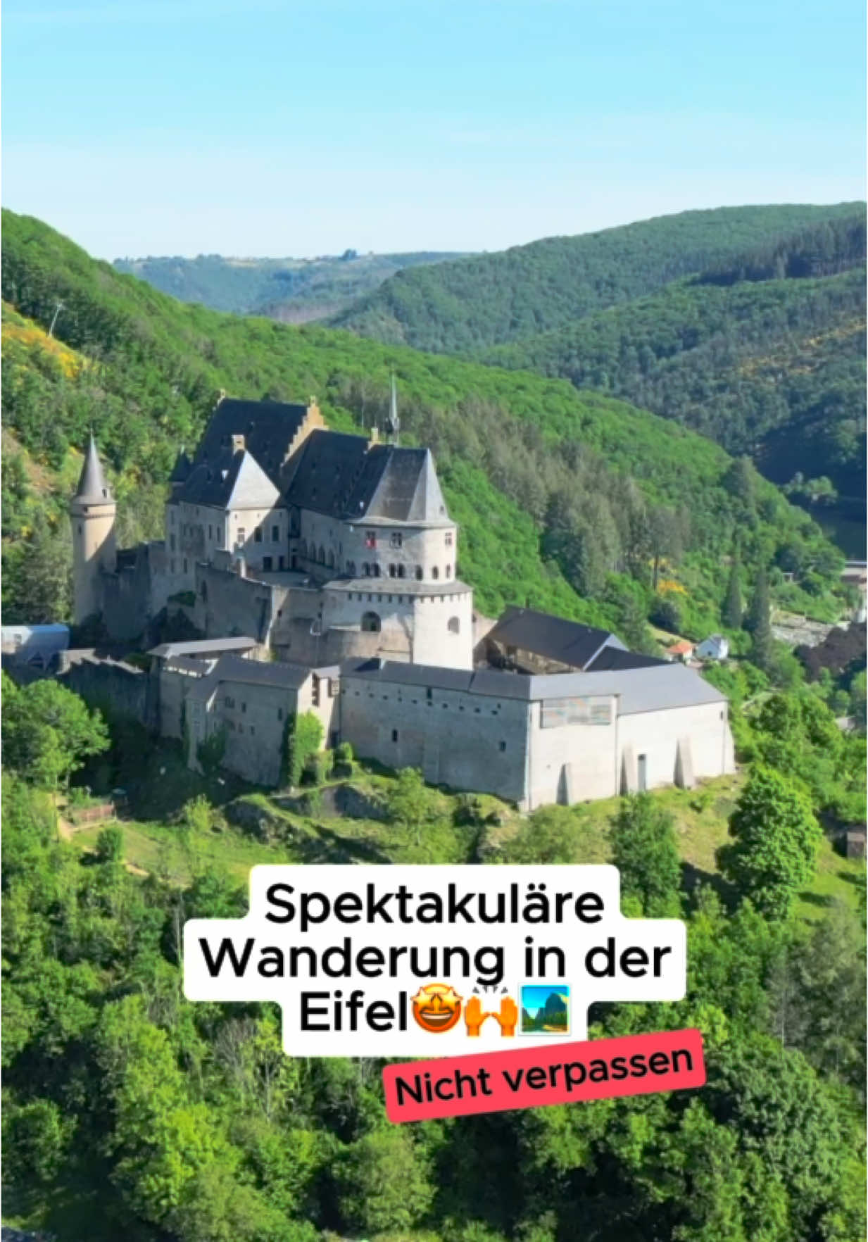 3 traumhafte Wanderungen zwischen Eifel & Luxemburg 🇩🇪🇱🇺⛰️🌿 *Anzeige Sag Bescheid, wenn du die GPS-Tracks haben möchtest! Ich teile sie gerne mit euch. 🧭🗺️💌 Hättet ihr gedacht, dass die Eifel so spektakulär sein kann? 😍🙌 Ich habe drei richtig tolle Wanderungen gemacht – mit Abstechern ins wunderschöne Luxemburg. 🫶🇱🇺 1️⃣ Teufelsschlucht-Runde bei Ernzen (Felsenweg 6) Gestartet bin ich in der Nähe der Irreler Wasserfälle an einem kleinen Wanderparkplatz. Direkt am Anfang wartet eine beeindruckende Hängebrücke und kurz darauf taucht man mitten in die geheimnisvolle Teufelsschlucht ein. 🌊🦦 Enge Felsspalten, moosbedeckte Steine und eine fast schon magische Stimmung machen diese Tour besonders. 🧚‍♂️🌫️ Ein echtes Highlight ist die idyllisch gelegene Liborius-Kapelle mit traumhaftem Blick über Echternach. 🙏 2️⃣ Wolfsschlucht & Huel Lee (Felsenweg 1) Diese Tour beginnt direkt in Echternach und bietet pures Luxemburg-Feeling. 🇱🇺💕 Zuerst führt der Weg durch die wilde Wolfsschlucht mit steilen Treppen und spektakulären Felsformationen. 🐺🪨 Danach wartet die Huel Lee, eine riesige Höhle mit mystischem Licht. 🕯️🧙 Auch hier liegt die Liborius-Kapelle am Weg – ein Ort zum Innehalten. 🌄⛪ 3️⃣ Nat’Our Route 5: Rund um Vianden Diese Runde startet am märchenhaften Schloss Vianden 🏰✨ und führt dann hinauf zum Lätgesberg mit herrlichem Gratweg und Weitblick. 🌲👀 Der Rückweg führt hinunter zum Stausee, ideal für eine entspannte Pause am Wasser. 💦🧺 Und zum Abschluss lohnt sich ein Kaffee oder Eis in Vianden. ☕🍦 ➡️ Welche Tour würdet ihr am liebsten machen? Oder wart ihr vielleicht schon mal dort?👇💬 — #eifel #wandern #wanderung #visitgermany #natur #naturliebe #wanderlust #luxemburg #luxembourg #weroamgermany #urlaubindeutschland #visiteislek #vianden #visitmullerthal #naturwanderparkdelux #wander #outdooradventures #getoutside #Hiking #deutschland #urlaub #wanderurlaub #fyp #foryou  