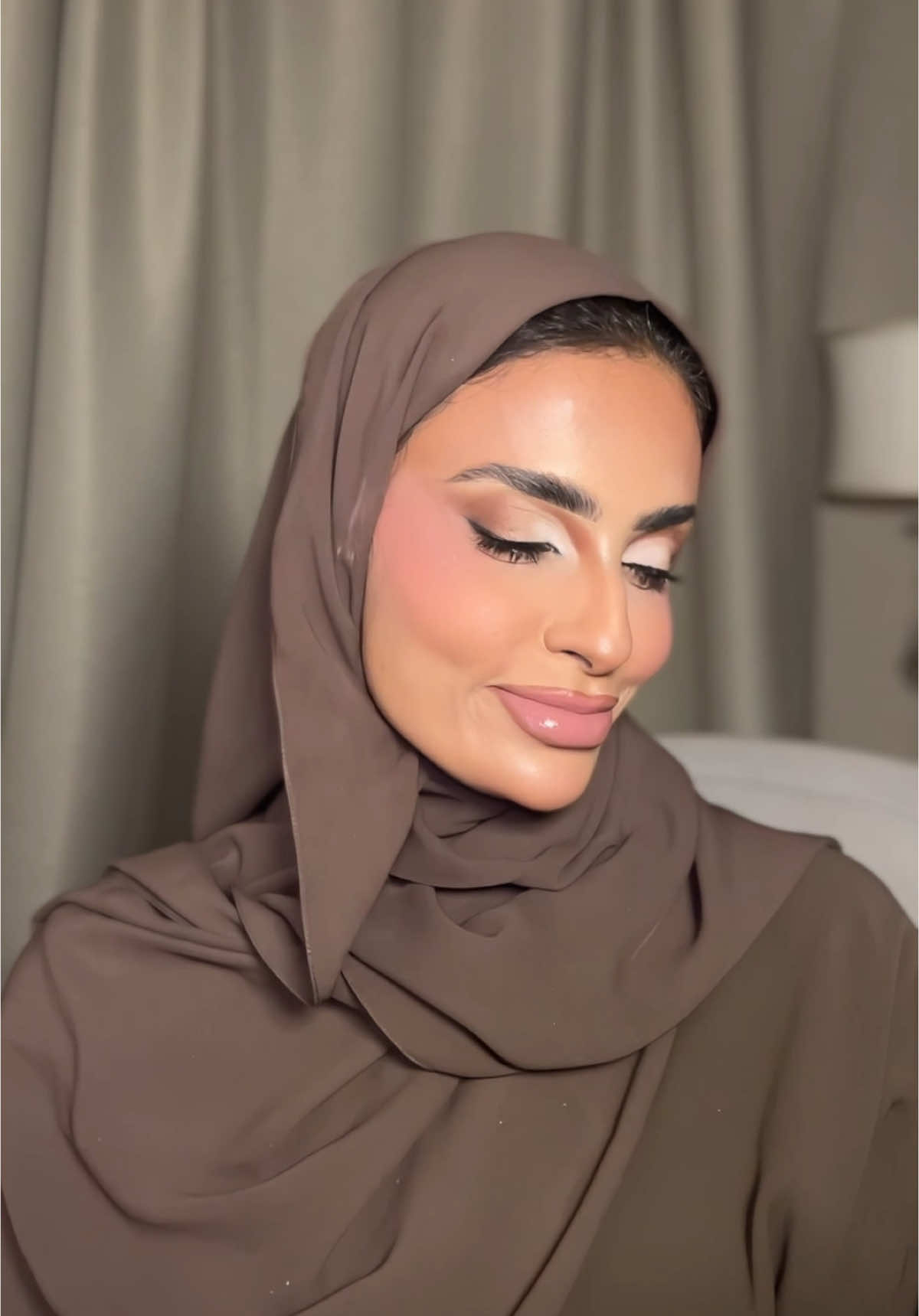 شو رايكم ✨@Huda Beauty  الكونسيلر واللوس باودر والايشادو  #ميكب_تتوريال #makeupartist #ميكب_ارتست #مكياج_ناعم #مكياج_سهره #ريفيو #getreadywithme #makeuphacks 