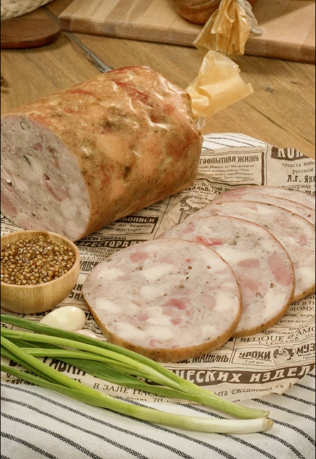 В МАГАЗИНЕ БОЛЬШЕ НЕ ПОКУПАЮ! Домашняя ветчина 🥩 📌Куриные бедра 4 кг 📌Куриная грудка - 2 кг В общем у меня получилось после срезания костей и шкуры -4200 кг На КАЖДЫЙ килограмм мяса: ▫️50 мл холодной воды  ▫️8 г нитритной соли на 1 кг мяса ▫️8 г поваренной соли на 1 кг мяса Вымешивать мясо 15 минут, оно должно стать прям вязким. В холодильник на 24 часа. На КАЖДЫЙ килограмм мяса: ▫️1 ч.л сушеного чеснока ▫️1 ч.л кориандра ▫️1 ч.л черного молотого перца Выпекать при 85 градусах 3,5 - 4 часа ( я выпекала 3 часа 45 минут )