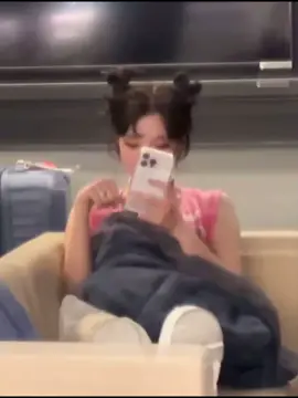 hahahah karina kayanya gemes banget sama nih anakk🤭🤣🤣🤣,kita aja gemes apa lg karina yg tiap hr ketemuuu🤭#aespa_official #myaespa #aespa #winteraespa #karinaaespa #winrina #jiminjeong #kimminjeong 