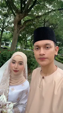 Suruh pegang tu memang keras je la dia pegang phone tu gituu je