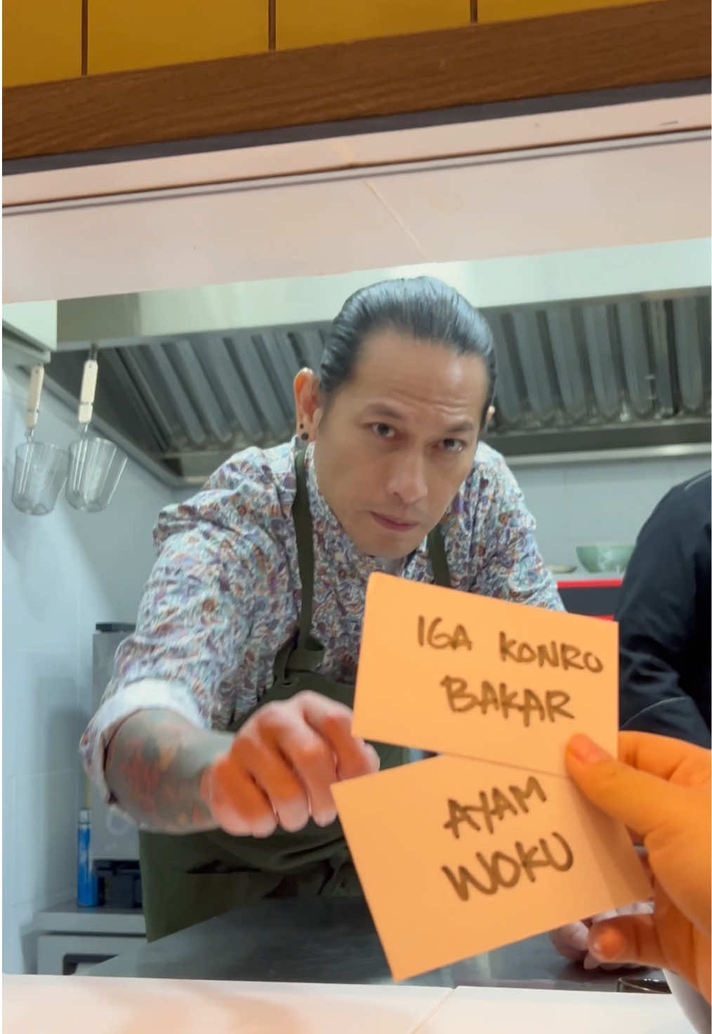 Sebuah persembahan rasa dari Chef Juna. Iga Konro Bakar, disajikan dengan saus kacang gurih dan sambal bawang yang membangkitkan selera. Perpaduan daging yang empuk, aroma panggangan yang kaya, dan cita rasa yang kuat—menghadirkan pengalaman bersantap yang mendalam dan tak terlupakan. Temukan keistimewaannya hanya di Antarasa. Datang dan rasakan sendiri kelezatan yang terinspirasi dari selera Nusantara. #Antarasa #AntarkanRasaSeleraNusantara