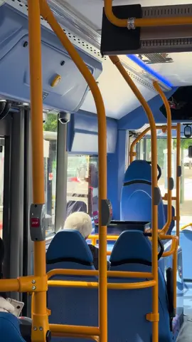 Everything is possible in London bus driver vs junkie 😂😂 #fyp #goviraltiktok #funnytiktok #jonkey #funnymoments #londontiktok #london #londoneye #drivermudapunyacerita #busdriver London police pull 