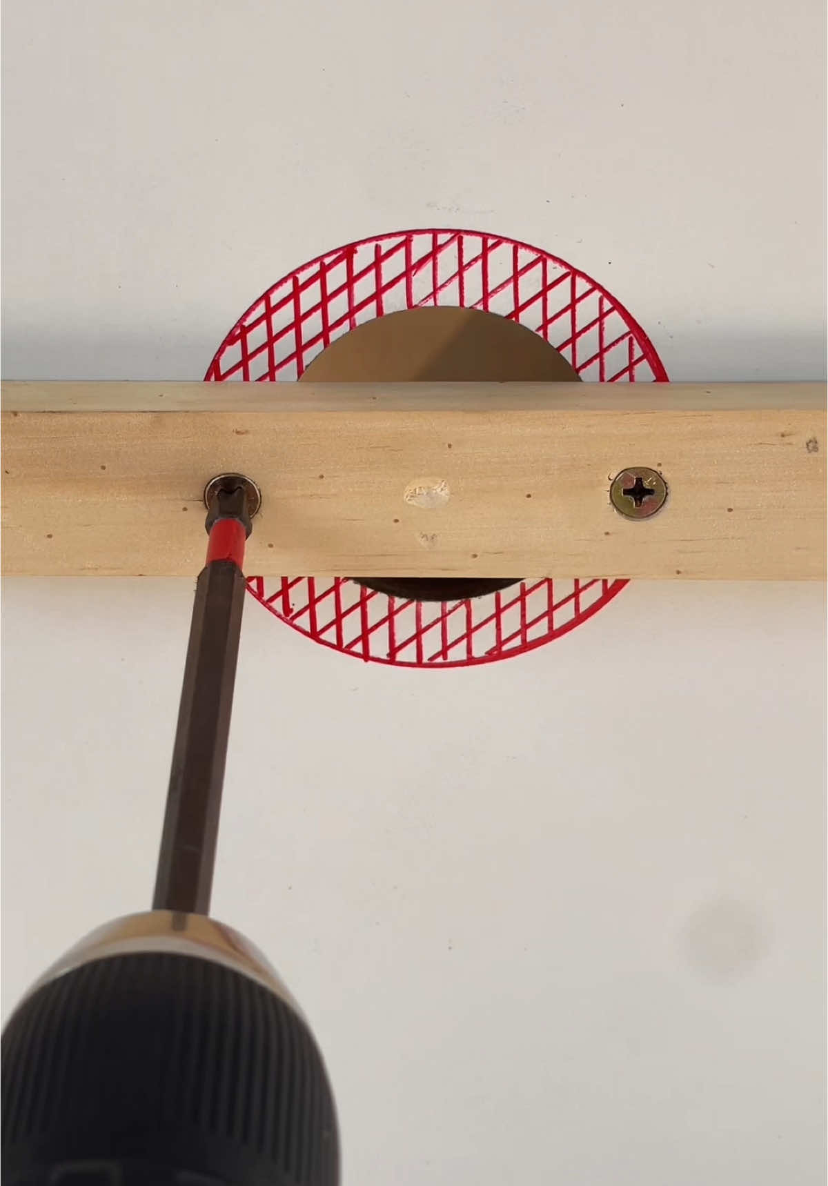 A hole-enlarging trick with a hole saw that hardly anyone knows! #DIY #tips #woodworking 