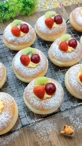 ketika pertama kali tau donat vla buah ini yang gembul montok saya langsung bikin eh ternyata empuk,lembut lumer lagi 😋 bentuk nya cantik cocok banget untuk temen ngopi & teh... 😋👍🏻 • • Video cara buat sudah di upload di Tiktok/Channel Resep Abi  #resepdonat #donat #donatbuahvla #donatbuah #resepabi #donatempuk #donatlembut 