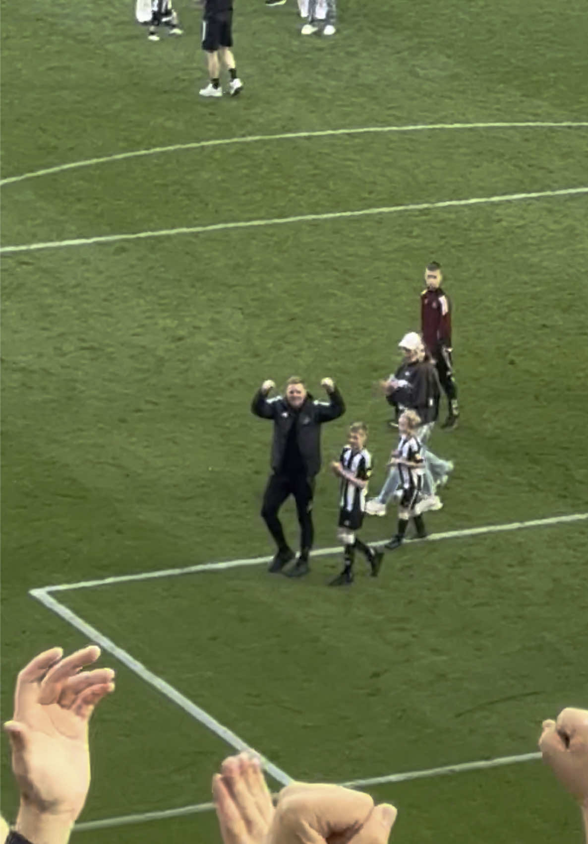 Newcastle United lap of honour at the end of a terrific season #nufc #PremierLeague #eddiehowe #football #newcastle #united #championsleague #carabaocup #stjamespark @Newcastle United 
