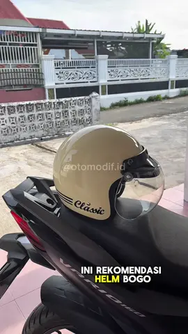 Helm Half Face Bogo Retro Classic adalah helm yang cocok digunakan oleh orang  dewasa, baik pria maupun wanita.  Helm ini sudah bersertifikat STANDAR NASIONAL INDONESIA (SNI) sehingga dapat dipastikan keamanannya.  Helm ini memiliki model yang super keren dan kekinian sehingga dapat membuat penggunanya tampilai dengan kebutuhan dan kenyamanan saat berkendara.  Tali pengunci helm yang kuat dan tidak kendor dapat memastikan keamanan dan kenyamanan pengguna saat mengenakan helm. #rekomendasihelm #helmbogo #helmcewek #helmcowok #helmsni #helmberkualitas #helmoriginal #helmclassic #helmretro #helmwanita #helmpria #helmcantik #helm 