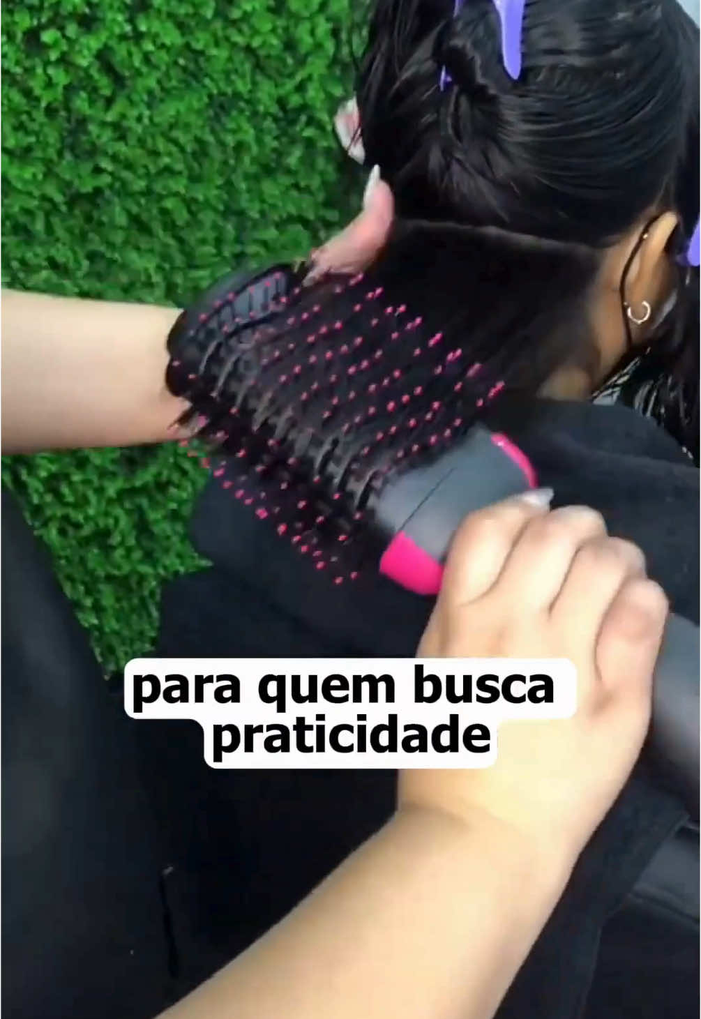 ✨ Escova Secadora 3 em 1: Seca, Alisa e Modela! Cansada de perder horas arrumando o cabelo com mil aparelhos diferentes? Conheça a escova secadora elétrica 3 em 1 que seca, alisa e modela em poucos minutos — tudo com apenas um único movimento! 🔥 Tecnologia One Step: Combinando o poder de um secador com a precisão de uma escova modeladora, ela reduz pela metade o tempo de styling, sem danificar os fios. 🌀 Ideal para todos os tipos de cabelo: Do liso ao ondulado, do volumoso ao cacheado — resultados de salão sem sair de casa. 💡 Benefícios que encantam: • Reduz o frizz com efeito antifrisado • Cerdas mistas que desembaraçam com suavidade • Formato oval que facilita o alisamento e o volume na raiz • Leve, prática e perfeita para viagens • Disponível em 110V e 220V ⚡ Resultado imediato, fios incríveis todos os dias. Você merece praticidade e beleza em um só clique. 🛒 Garanta a sua agora na TikTok Shop e transforme sua rotina de cuidados com o cabelo! #escovasecadora #escovaalisadora #escovaalisadora3em1 