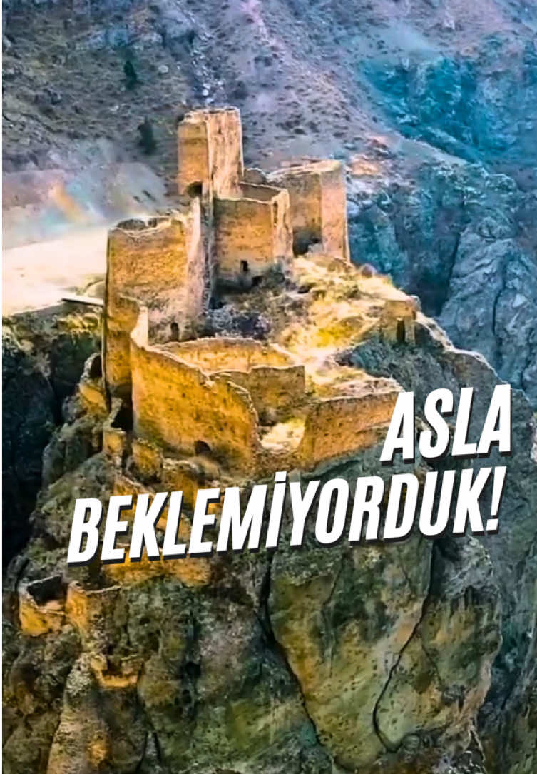 Asla beklemiyorduk!   Bilmiyorduk ki bekleyelim. Enteresan olan erzuma gitmeden önce bölgeyi araştırırken ne sorduğumuz insanlar ne de online araştırmalar bize burayla ilgili sonuç verdi.  #erzurum #engüzekkapıkalesi #tarih #kale #eğitim #gezi #araştırma 