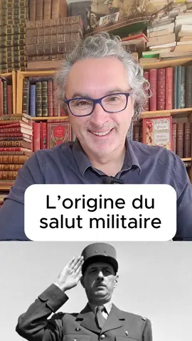 L’origine du salut militaire #BookTok #apprendresurtiktok #tiktokacademie #francisdrake #histoire  L’origine du salut militaire On prête de nombreuses origines à ce geste échangé en signe de respect ou de subordination envers un supérieur. D’ailleurs, on évitera de confondre le salut français et le salut américain. On remonte souvent au moyen âge et à ce geste consistant, par courtoisie, à relever de la main droite la visière du heaume pour montrer son visage à son adversaire, il existe une autre source plus récente. Cette fois-ci, il n’est plus question de chevaliers en armure, mais de corsaires. En l’occurrence, un des plus célèbres, l’amiral anglais Francis Drake. Drake, le vainqueur en 1588 de l’invincible Armada espagnole et le deuxième navigateur à avoir effectué la circumnavigation de la Terre, après celle de Magellan-Elcano. Au lendemain de cette mémorable journée, Drake apprend que la reine Elisabeth doit venir, en personne, décorer les plus courageux marins. Le rude corsaire a alors l’idée de lancer un ordre surprenant de délicatesse et de courtoisie : « Etant donné la beauté aveuglante de Sa Gracieuse Majesté, chacun devra, en recevant sa décoration, se protéger les yeux de la main droite ! »