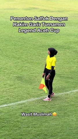 Mungkin bagi masyarakat Aceh,  suasana seperti ini menjadi hal yang baru baru, ada hakim garis pertandingan bola turnamen yang dilakoni oleh seorang muslimah!  Bravo Sepakbola. #bola #Soccer #meulaboh #aceh #acehbarat #lantaklaju #sepakbola #persabar #legend #persiraja 
