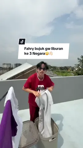 Mulaii berulah ni si kriwil, gila gilanya gw di ajak liburan ke 3 negara🙄 mana cuman ngeliatin gue ngejemur plus angkat-angkat koper! 🥵 Ga neko-neko deh gue kalau lagi kepanasan kehausan, cuman minta Teh Pucuk Harum, karna segernya bukan cuma dileher tapi sebadan-badan ! #PertolonganPertamaPasKehausan #TehPucukHarum 
