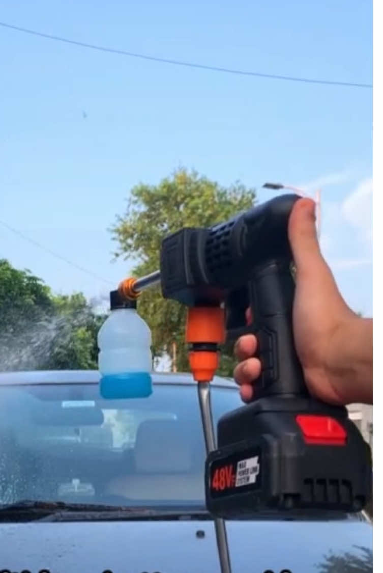 Washing the car by oneself is so cool!#tiktok #fyp #fypシ #tiktokshop #tiktokblackfriday #clean #blackfriday 