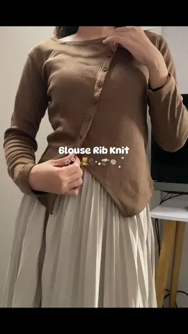 must have item bangettt ini mah 🤎 #blouse #blousemurah #blousewanita #blousecantik #blouseknit #outfit #outfitideas #outfitinspo #outfitinspiration #outfitoftheday #OOTD #ootdhijab #ootdfashion #ootdinspo #fashion #earthtone #cewekbumi #brown #brownoutfits #feminim 