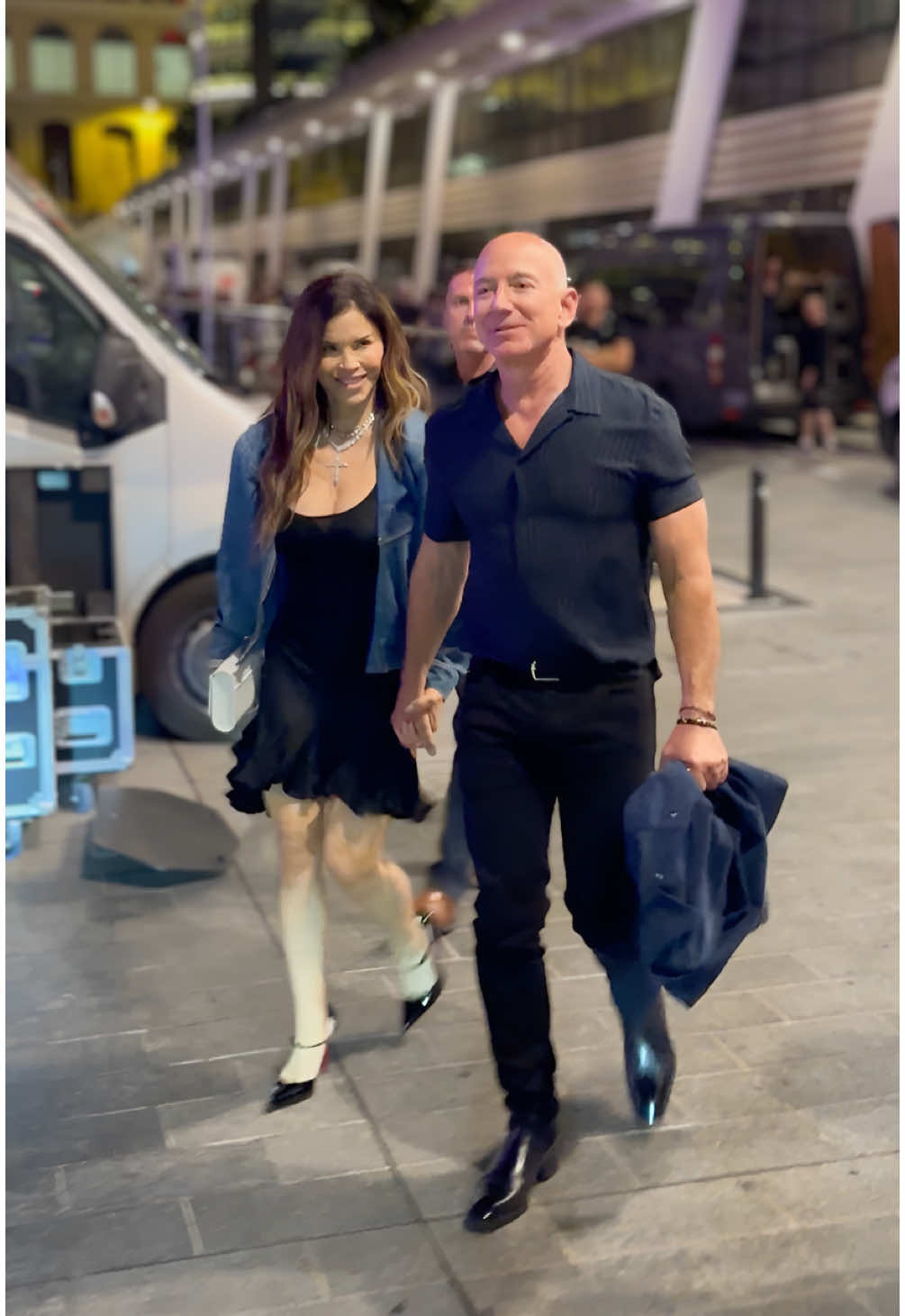 Il miglior tempo della loro vita? Sicuramente. Jeff Bezos e Lauren Sanchez se lo stanno davvero godendo. In giro per il mondo, rigorosamente insieme, prima del fatidico sì che pronunceranno ormai tra meno di un mese. Dopo averli visti impegnati tra viaggi spaziali, addii al celibato e nubilato, tra diverse località, la loro meta prediletta negli ultimi giorni non poteva che essere la Francia. Tra Cannes e il Principato di Monaco, la coppia di futuri sposi ha catturato l’attenzione mostrandosi agli eventi più esclusivi. Dagli amfAR al Gran Premio di Formula 1, la loro presenza è ormai sinonimo di esclusività. Ed eccoli sempre a Monaco, dopo una festa, lui in polo e slim pants neri, lei con un mini dress nero e giacca in denim oversize. Rigorosamente mano nella mano. Ad aspettarli c’è Venezia, dove il loro matrimonio, in scena dal prossimo 24 al 26 giugno 2025, si preannuncia incredibile. Secondo PageSix costerà circa 10 milioni di dollari, mentre in cabina di regia si vocifera la presenza dello stesso organizzatore di quello di George e Amal Clooney, ovvero Riccardo Lanza. Vi piacciono insieme? [📹 BACKGRID] #whoopsee #jeffbezos #laurensanchez 