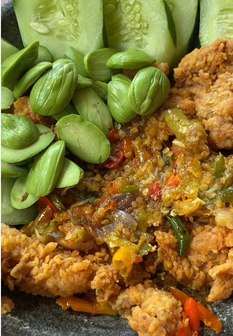 masak ayam geprek sambal bawang lalap petai di pondok hari ini #gakdingintetepseger #masakdipedesaan #masakdikampung #pondokbambu #cookinginthegarden #cooking #village #makandikebun #sawahpedesaan #petai 