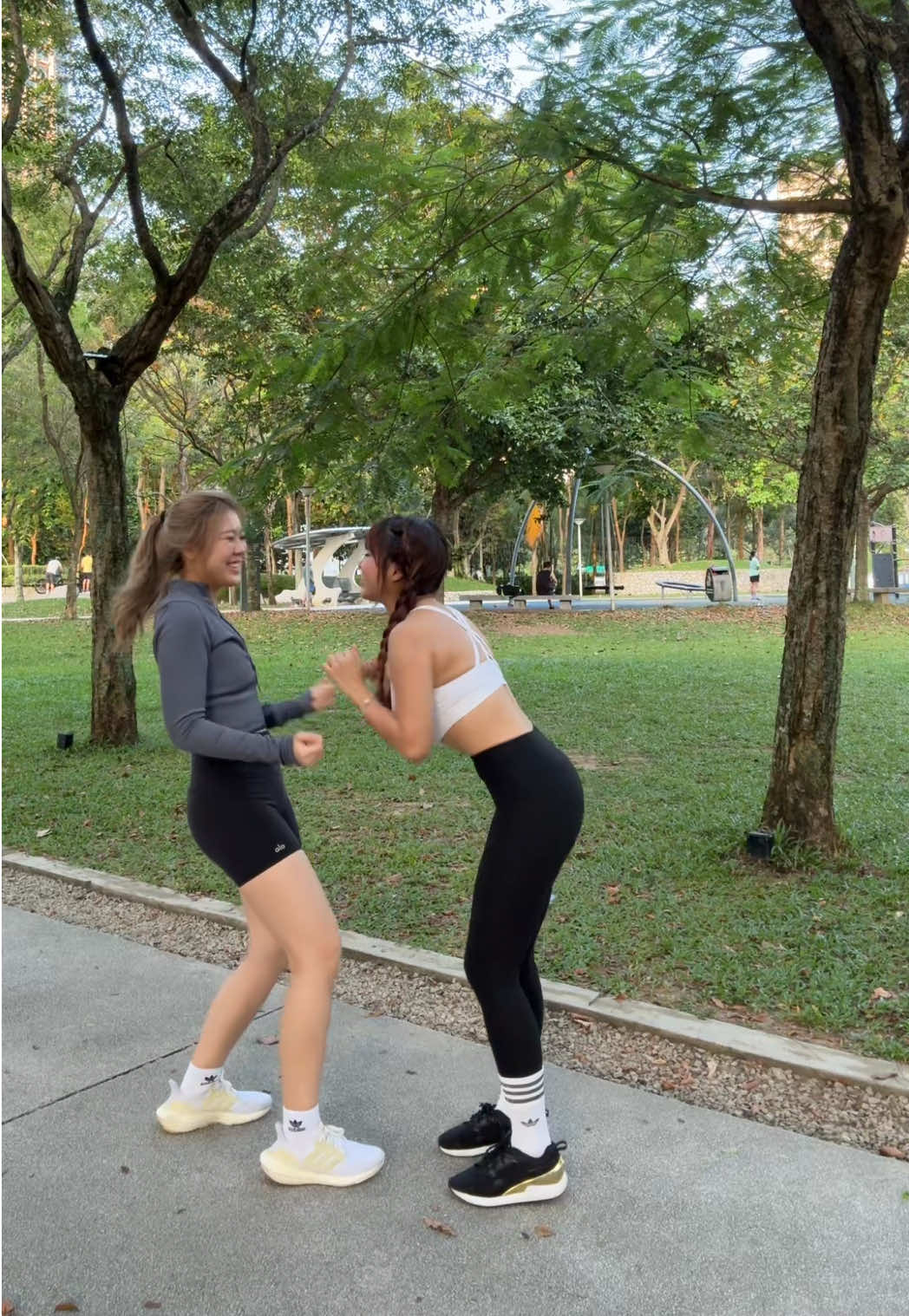 Video 3 ! HAHAHAHAH  #fyp #viral #trend #newtrend #dance #besties #Running #desaparkcity #OOTD #girls 