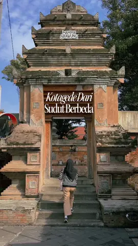 Kotagede selalu punya ambience khas yang mungkin nggak akan ditemuin di tempat lain, terutama bangunan dengan aktifitas masyarakatnya, yang juga sangat ramah ☺️ Semua itu bisa dinikmati dengan duduk di Westpash Coffee , yang menyediakan menu lengkap mulai dari minuman, terutama kopi, makanan berat dan tentu saja cemilan yang baru launching, roti bolu yang lembut dan enak sekali 🥹 Jadi sekarang kalo lagi jalan keliling Kotagede dan mau rehat sebentar, Westpash Coffee bisa jadi tempat yang menarik. Bonus view lalu-lalang masyarakat Kotagede beraktifitas 😊 📍Westpash Coffee #coffeeshop #westpash #kotagede #mampirsrawung 