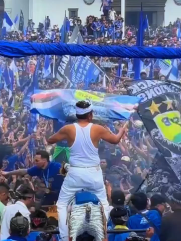 Merayakan kemenangan Persib Bandung, KDM Bobotoh sejati yang sekaligus menjadi Gubernur Jawa Barat memimpin gelaran pawai dari Balai Kota sampai Gedung Sate. Hal tersebut sangat meriah dengan hadirnya ratusan ribu Bobotoh Viking dari berbagai juru Jabar. Tidak ketinggalan Kang Dedi Mulyadi berikan bonus Rp 1 Milyar kepada para pemain Persib maung Bandung. #persibday #persibjuara #persibnuaing  #persibbandungfans #kdmbapakaing  #persibbandung #persib #bobotohpersib1933 #vikingpersibclub #dedimulyadi 