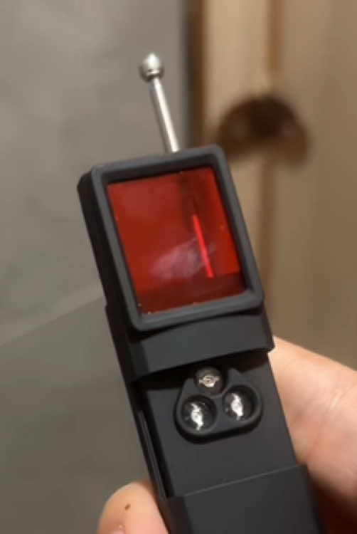 Siempre confía en tu instinto paranoico. ¡Protégete con este detector de cámaras ocultas! ¡Y también detecta rastreadores GPS! #hiddencamera #cameradetector #gpstracker #gpstrackingdevice #safetytips #travel #hotel #airbnbfinds #hoteltips #TikTokShop 