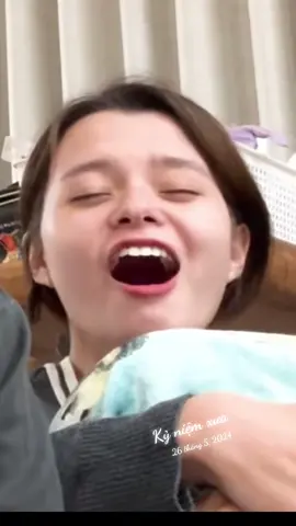 Khi em bé buồn ngủ mà bắt quay hình quài 😂🦦🦦#NineEntAwards25xFreenBecky #sarochafreen #beckyarmstrong #freenbecky #xuhuong 