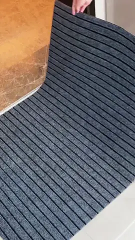 Striped doormat for entryway, anti-slip, dirt-resistant and highly absorbent. It looks very upscale when laid out. It can be cut to size and is suitable for kitchen, hall, entrance, hotel, and is machine washable. #Doormat #Entrance Mat #doormat #Anti-slipMat #CarpetDoormat