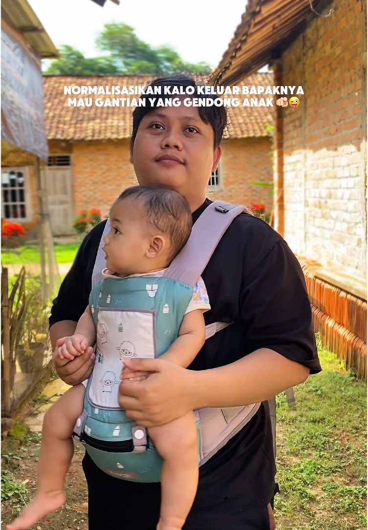 Bukan aku ajakan yang seneng? bukan kah begitu para istri mwehehe 😜🫵🏻, btw suamiku pake gendongan Hpiseat ya yang mau samaan beli nya di keranjang kuning. - #gendonganbayi #keperluanbayi #gendonganhipseat #fypシ゚ 