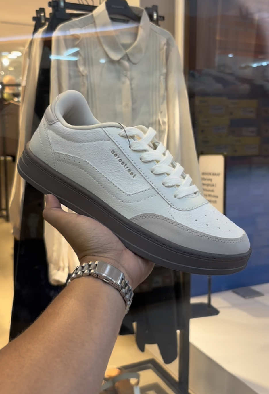 Sepatu Aerostreet Austin coklat natural sudah restok lagi tuh friend, buat yang belum kebagian buruan langsung gercepin co dikeranjang kuning sebelum kehabisan lagi friend..