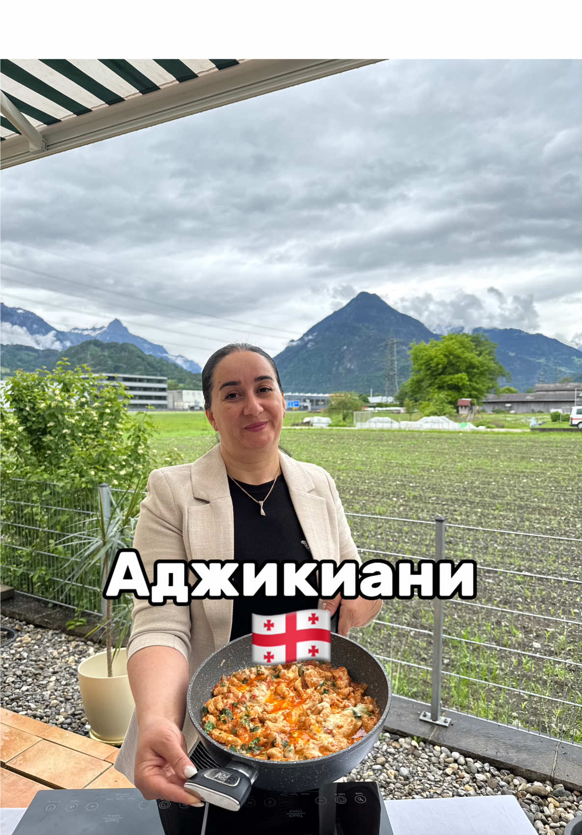 Аджикиани по Грузински 😍 Ингредиенты  1 кг грудки Индейки  Обжарить мясо в подсолнечном масле 100 мл  Соль, 300 грамм Лука 4 ст ложек домашней аджика  300 грамм помидоры натереть  Закрываем кришкой и тушим 5 минут  4 зубчиков чеснока  Черный молотый перец  Кинза 150 грамм сыр Моцарелла  И наше очень вкусное и сочное блюдо готово 👌приготовьте очень вкусно получается 😊 Всем приятного аппетита наши любимые подписчики и хорошего настроения ☺️ Готовим с любовью от Ась_Мель❤️