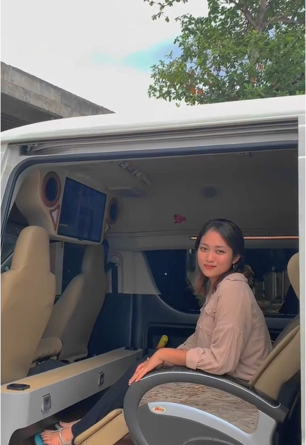 ayo kawan segara boking tanggal nya buat piknik kalian sudah di tungguin mbak cantik nih 🤣🥰 #cinematic #hiacecommuter #hiacelover #hiace #hiaceindonesia #mbakcantik #jeparahits #xzyabc #fypage #fypviralシ #viralvideo #ktmgroup 