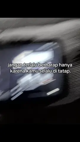 jangan jadikan tatapan sebuah harapan. #storyff #storysad #sadvibes #katakatasad #storykatakata #sadstory #sadsong #katakata #quotes #quotestory #4u 