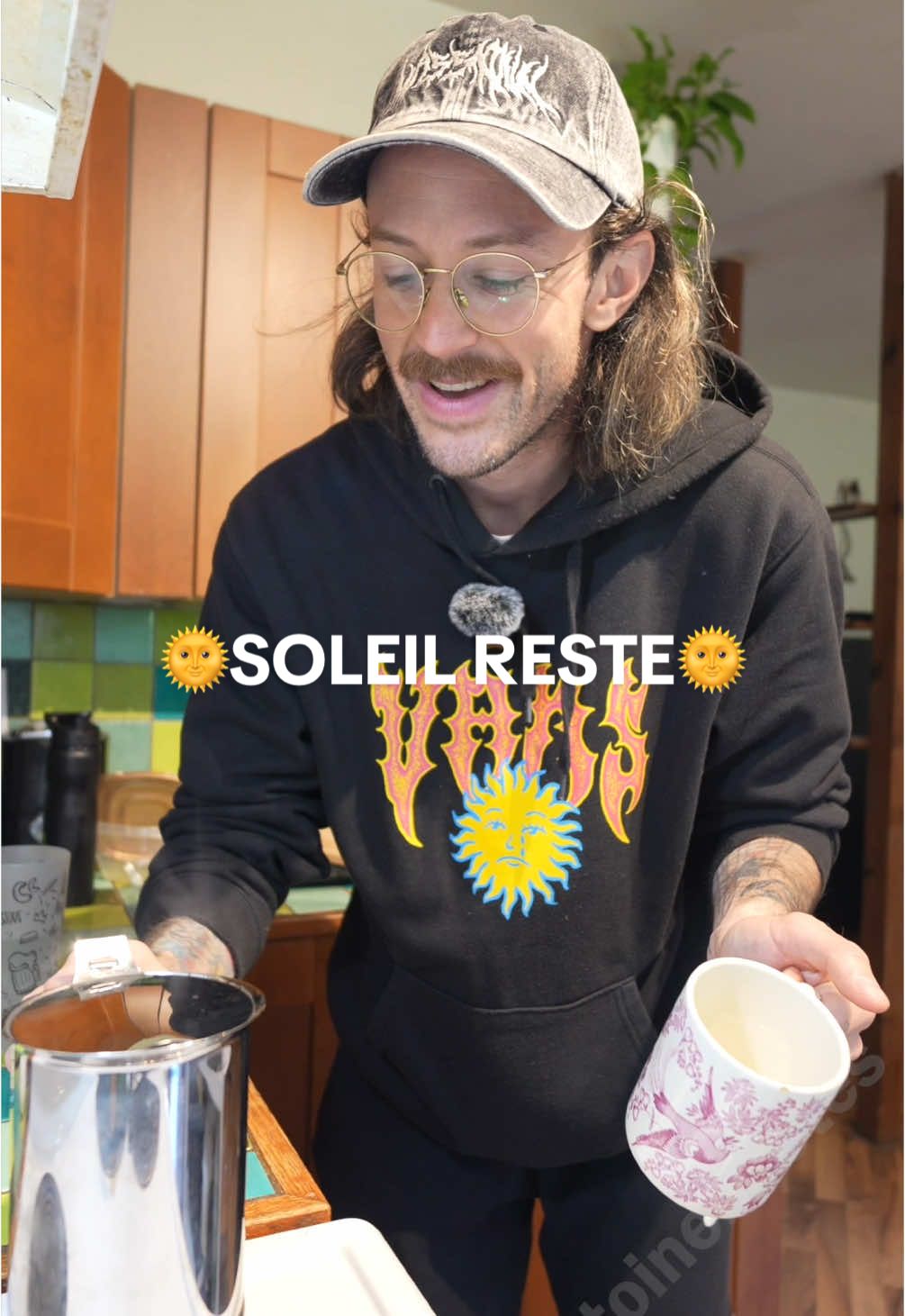 SOLEIL RESTE, STP. 🌞 Bon lundi tout le monde! Va profiter du soleil même si c’est juste 5 minutes! #café #lundi #météo 