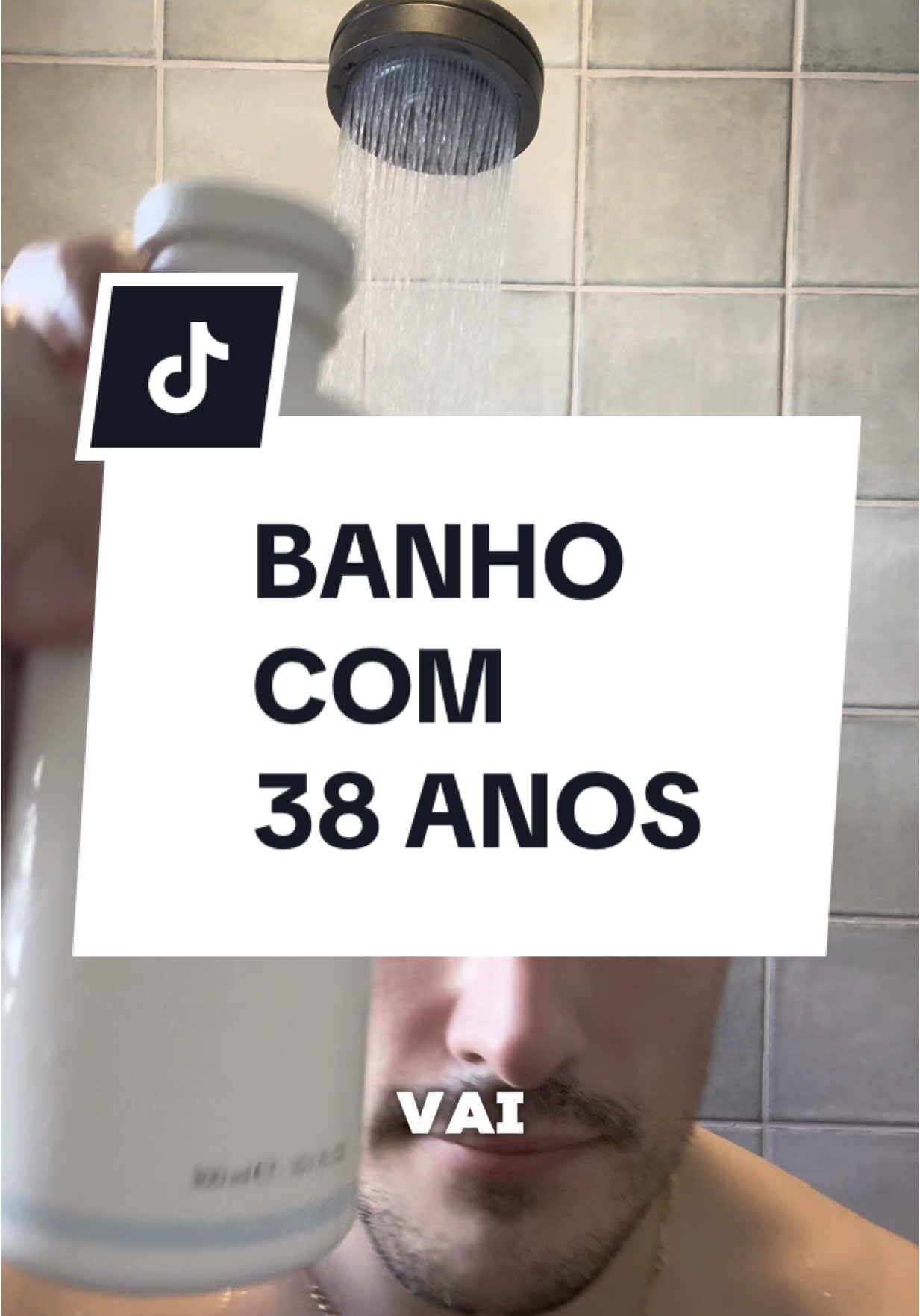 Você ainda acha que banho é só pra tirar sujeira? 🫠 Banho bem feito é skincare, é saúde do couro cabeludo e até microbiota equilibrada na pele. Minha rotina de banho aos 38 anos! No couro cabeludo, faço 2 lavagens com o Keune Keratin Smooth Shampoo. A primeira pra remover sujeira e oleosidade. A segunda eu deixo AGINDO uns 2 minutos. Isso faz toda diferença pra quem quer um couro cabeludo saudável. @keunebrasil_oficial  No rosto, também são duas etapas: 1️⃣ CeraVe Espuma de Limpeza Hidratante — limpa sem ressecar, preserva a barreira da pele. @Cerave Brasil  2️⃣ Eucerin Anti-Pigment Sabonete Facial — ajuda a controlar manchas e uniformizar o tom da pele. E sim, deixo agir uns 2 minutos antes de enxaguar. @Eucerin Brasil  Condiciono com o Keune Keratin Smooth Conditioner, que sela, hidrata e controla o frizz enquanto sigo pro corpo. E aqui vai o pulo do gato: meu sabonete corporal é o Bioderma Huile de Douche. Ele é um óleo de limpeza que mantém a barreira de proteção da pele intacta. E olha esse detalhe — eu uso principalmente nas axilas. Quem usa desodorante precisa entender: só ele NÃO tira cheiro ruim. E eu nem uso desodorante no dia a dia, porque minha axila não fica com cheiro e não assa, nem quando corro. @Bioderma Brasil  Banho é autocuidado inteligente, não é só ritual. Salva esse vídeo pra lembrar dessa rotina e manda pra aquela pessoa que PRECISA rever os hábitos no banho.