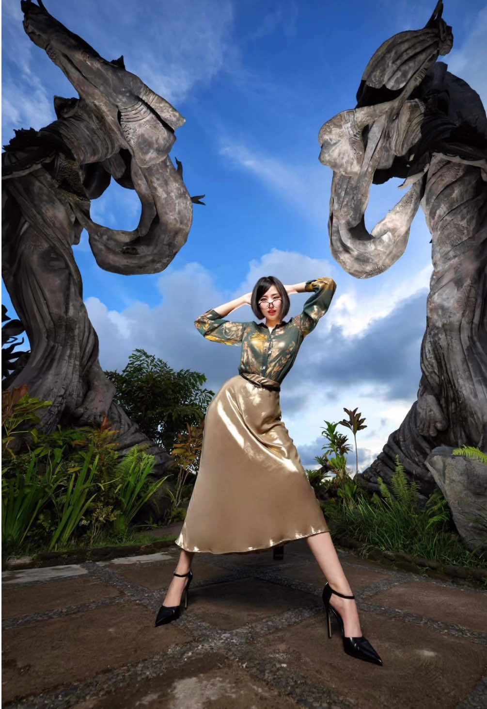 Did we eat? We ✨ATE✨ Modelling in front of beautiful statues at Taman Dedari Bali! I got professionally guided by big sis @stellachuuuuu for the pose and my jaw dropped after seeing the photos taken by @mh.photo.ig!!!😩🔥 I’m posting more pics from our Bali trip 1 by 1 soon!! #cosplay #model #bali #photoshoot #fyp #modellife 