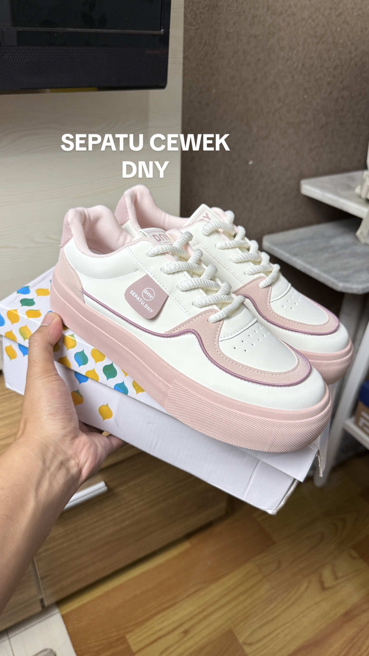 Sepatu cewek kasual terbaru, cocok buat sepatu daily atau jalan jalan #sepatuwanita #sneakerswanita #sepatucewek #sepatuterbaru #dny 