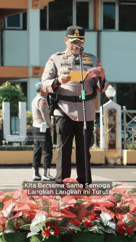 Polres Kotabaru Gelar Apel Kesiapsiagaan Penanggulangan Karhutla Tahun 2025 Polres Kotabaru Polda Kalimantan Selatan – Dalam rangka mengantisipasi dan menghadapi potensi bencana kebakaran hutan dan lahan (karhutla) tahun 2025, Polres Kotabaru menggelar Apel Kesiapsiagaan pada Senin (26/5/2025) pagi di Lapangan Siring Laut, Jl. Pangeran Kesuma Negara, Kelurahan Kotabaru Hilir, Kabupaten Kotabaru. Apel ini dipimpin langsung oleh Kapolres Kotabaru AKBP Doli M. Tanjung, S.I.K. sebagai pimpinan apel, dengan Komandan Apel IPDA Gatot Afriyanto. Kegiatan ini menjadi wujud komitmen bersama lintas sektor dalam menghadapi ancaman karhutla yang diprediksi meningkat selama musim kemarau tahun ini. Apel dihadiri oleh berbagai unsur Forkopimda dan stakeholder terkait, antara lain Wakil Bupati Kotabaru Sya’iri Mukhlis, S.Sos, Danlanal Kotabaru Letkol Laut (P) Harun Al Rasyid, S.T., M.Tr., Opsla, Waka Polres Kotabaru KOMPOL Agus Rusdi Sukandar, S.H., S.I.K., M.H., serta perwakilan TNI, Kejaksaan, Pengadilan, TNI AU, BPBD, Basarnas, hingga perwakilan perusahaan BUMN, BUMD, dan swasta. Dalam amanat yang dibacakan oleh Kapolres Kotabaru mewakili Kapolda Kalsel, disampaikan bahwa karhutla bukan hanya persoalan ekologis, tetapi telah menjadi ancaman multidimensi yang berdampak pada sektor sosial, ekonomi, hingga kesehatan masyarakat. Disebutkan pula data sebaran hotspot di Kalimantan Selatan dari aplikasi Lancang Kuning menunjukkan potensi peningkatan kebakaran selama musim kemarau mendatang. “Melalui apel ini, kita perkuat sinergi lintas sektor, mulai dari TNI, Polri, BPBD, pemerintah daerah, perusahaan, hingga masyarakat. Kesiapan personel dan sarana prasarana menjadi kunci dalam mengatasi karhutla secara efektif,” tegas Kapolres dalam amanatnya. Adapun pasukan yang terlibat dalam apel meliputi perwakilan dari TNI AD, TNI AL, Polri (Sat Polairud, Samapta, Lantas, Reskrim, Intelkam, Resnarkoba), Satpol PP, Damkar, BPBD, Basarnas, Dinas Perhubungan, Dinas Kesehatan, Senkom, serta relawan dan karyawan perusahaan. (Humas Polres Kotabaru)
