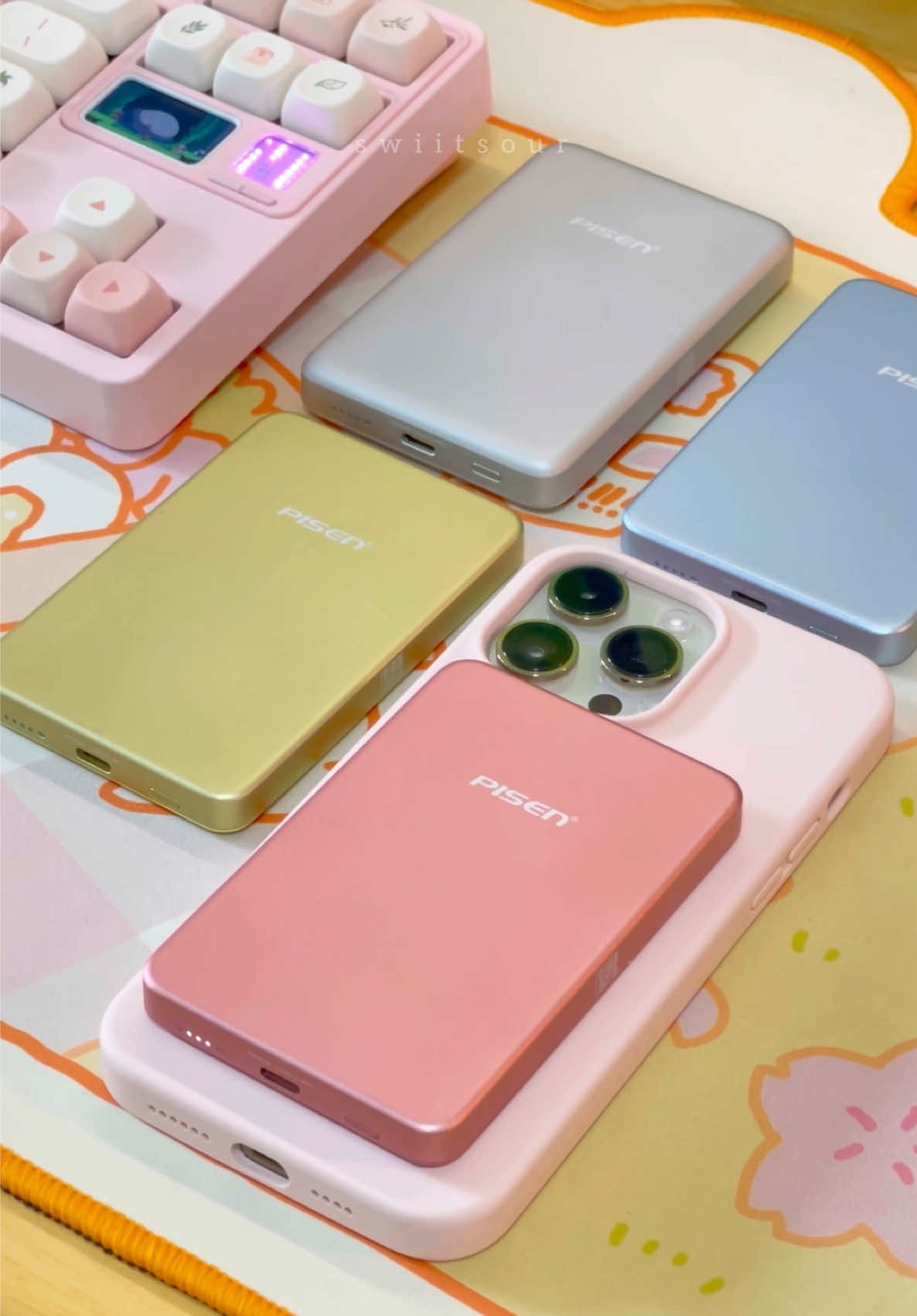 PISEN SleekVolt Wireless Power Bank ⚡️ แปะหลังเครื่อง ไม่ต้องพกสาย สะดวกมาก เหมาะกับไปงานคอนเสิร์ต หรือสายถ่าย vlog  วัสดุพรีเมี่ยมมาก ด้านหลังสัมผัสนวล ๆ ไม่บาดเครื่อง มีทั้งแบบ 5000mAh และ 10000mAh มีให้เลือก 4 สี สดใส เหมาะกับเคสแน่นอน  ชอบตรงที่เขาใส่ใจเรื่องสีไฟแสดงผลแบต สีตามตัวเครื่องเลย #cozy #powerbank #425degree #PISEN #PISENSleekVolt #แปะปุ๊บชาร์จปั๊บ 