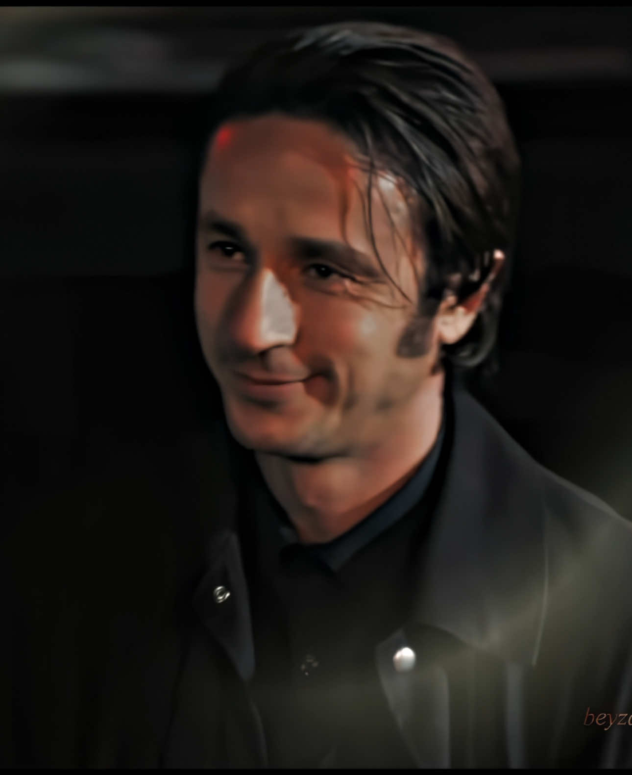 🎀 he's such a chill guy 🎀 live, laugh, love profesör 🤏🏽 #EşrefRüya #ForYou #turkishseries #EşrefRüyaEdit // Logos: DiziVerse 