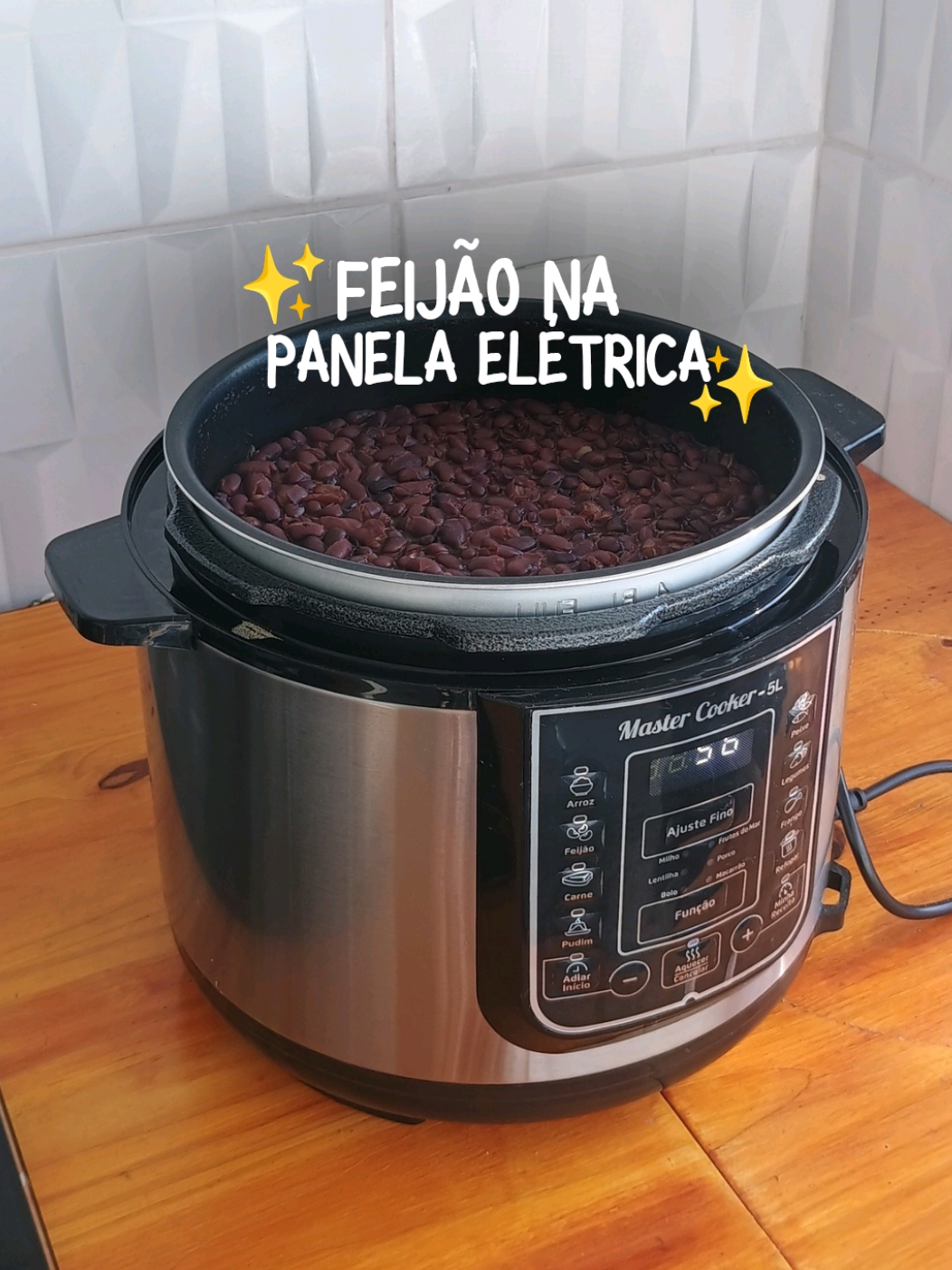 Feijão na pressão? Só se for na panela elétrica 😅 Panela de pressão comum? Tô fora! 🏃💨 Não abro mão da minha panela elétrica da @mondialbr. 💖 E você como faz feijão aí na sua casa? 🤔 • • #cozinha #cozinhar #feijão  #panelaeletrica #lardocelar 