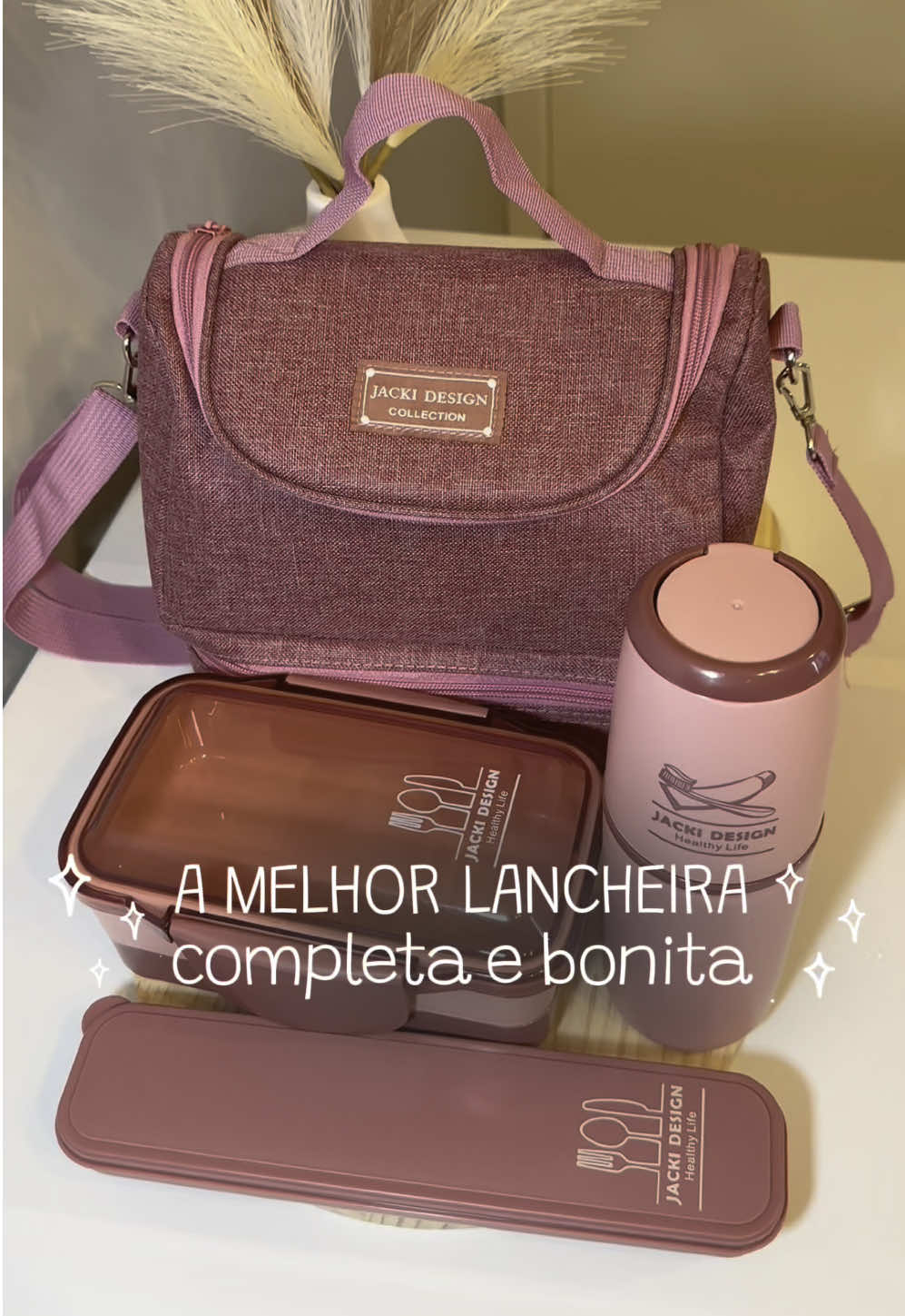 💓Apresentando a vocês o Kit Lancheira - @JACKIDESIGN da loja parceira @Chiccharm.oficial que faz o maior sucesso!!! Completa e com o design maravilhoso, disponível em outras cores e mais itens 🍴✨ A marmita possui 950ml em 2 andares, feito de material polipropileno, livre de BPA. Pode ir ao microondas, freezer e lava louças 👏🏼 🔗Comente “EU QUERO” que te envio o Link da Lancheira AGORA no seu DIRECT! . . . . . TAGS: #chiccharm #jackidesign #lancheira #marmita #bolsatermica #enxovaldecasanova 