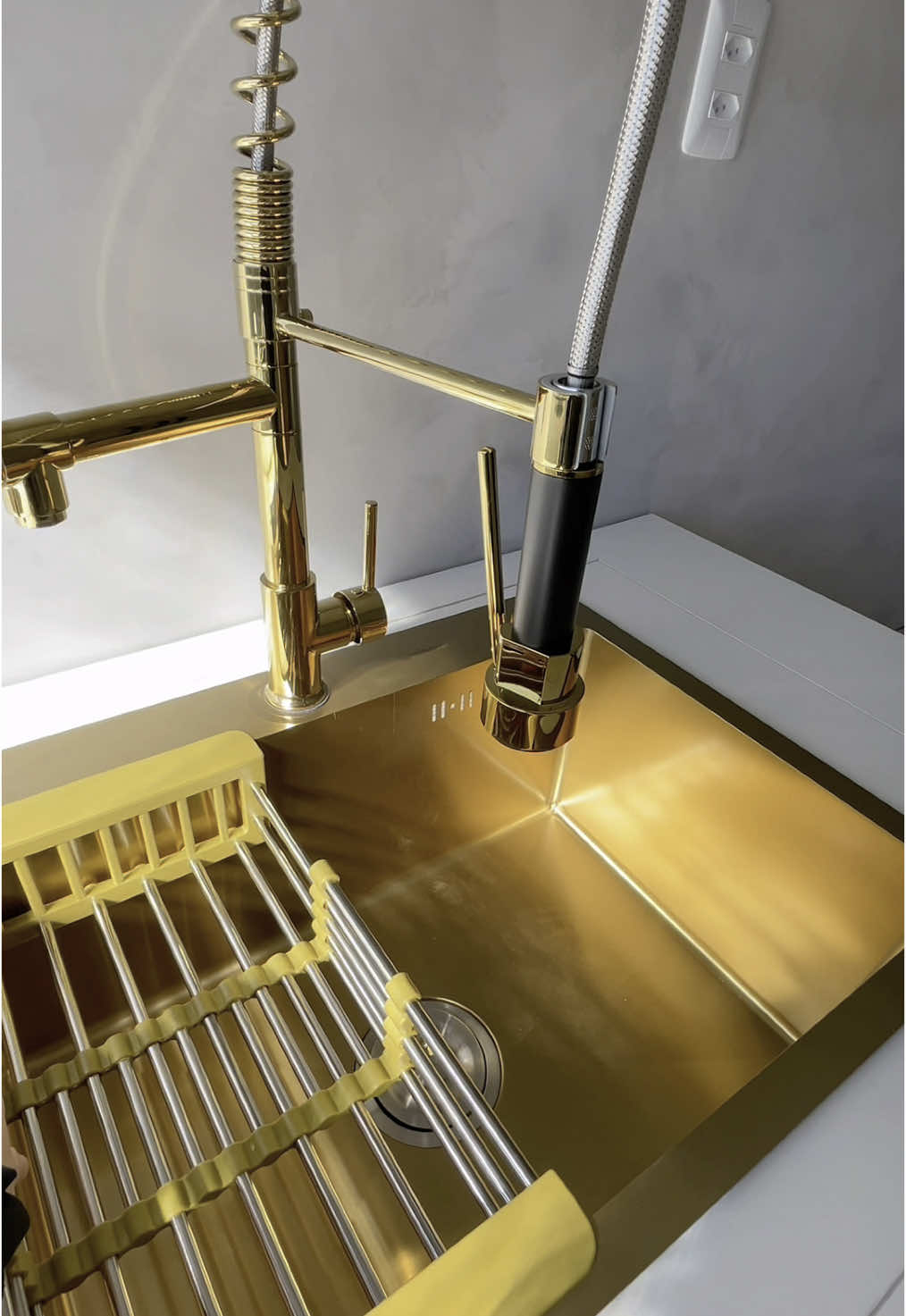 Renove sua cozinha com estilo e praticidade! ✨ 🔸 Torneira Gourmet 2 Saídas Dourada Brinovar: monocomando, bica giratória 360°, perfeito para ducha e filtro. 🔸 Cuba Gourmet 60x45cm Dourada: inox com acabamento escovado, escorredor extensível e dosador de detergente. Design moderno e qualidade que fazem a diferença no seu dia a dia! #Brinovar #CozinhaGourmet #tiktokshop #brinovar #tiktokshopchegou #torneiragoumert