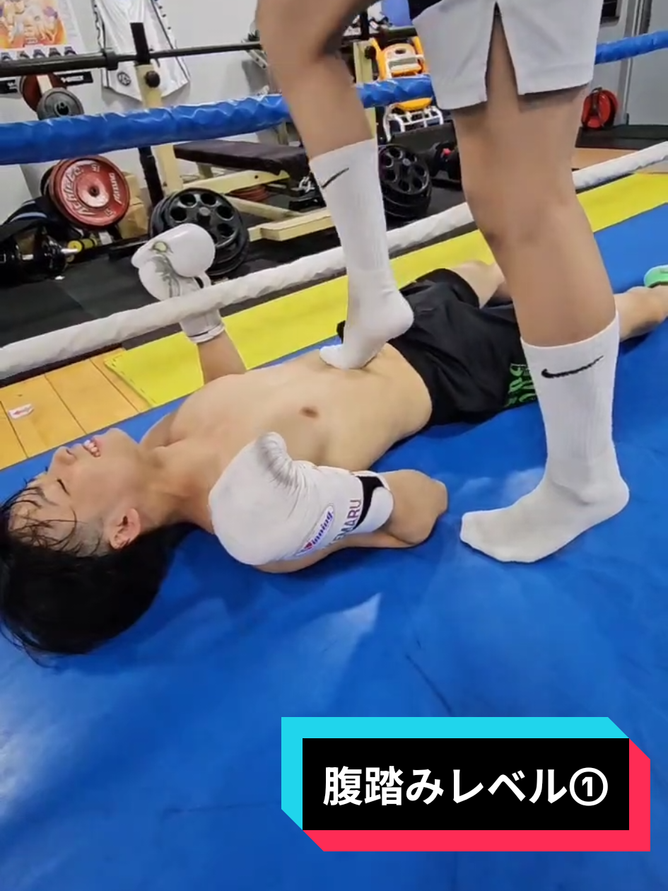 腹踏みレベル①片足ふみふみ 踏まれる時腹の力抜いて息を吐くようにします！ #高橋武丸 #ボクシング #JUNON　 #ジュノンボーイ　　#プロボクサー　#16歳　　#筋肉#筋トレ男子 #muscle#腹筋#シックスパック #男子高校生 #09#ムキムキ#boxing #กล้ามเนื้อ #格闘技#เด็กมัธยมปลาย #ประเทศไทย #🇯🇵 #🇹🇭