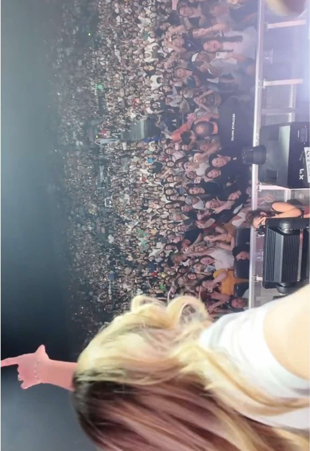 MERCI 🤍🩵  Tellement reconnaissante, c’est fou quel rêve merci je vous aime !  La vie n’est pas toujours belle mais elle est toujours bien écrite ✨ #fypシ゚ #pourtoii i#staracademy2024 #staractour #cosmo #soprano @Soprano 