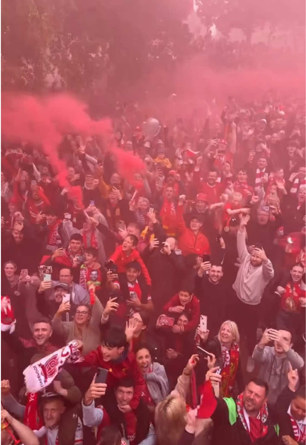 Ryan Gravenberch’s pov from the bus at the parade!🎉🔴 #lfc #liverpoolfc #Ifcfamily #Ifcfans #liverpoolfans #Ifcnews #anfield #ynwa #liverpoolfans #PremierLeague #premierleaguechampions #parade #footballcelebrations #footy #fypageシ #fyp #targetaudience