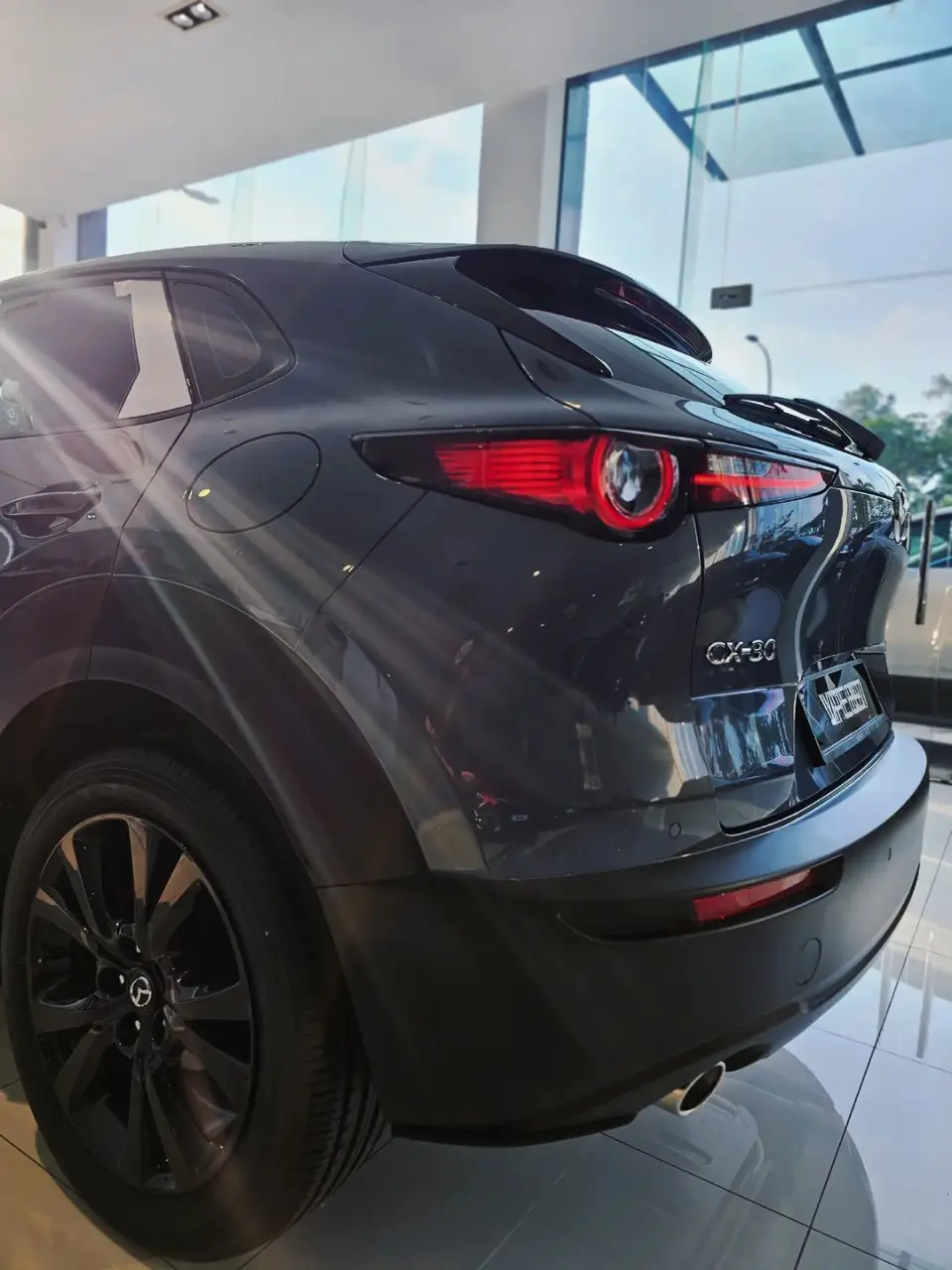 Mazda CX-30 Polymetal Gray – Lain macam aura dia. Bukan hitam, bukan kelabu biasa. Warna dia rare, nampak steady dan classy. Bawak pergi kerja atau lepak malam-malam, confirm orang pandang dua kali. Dalam pun selesa gila, rasa macam premium. Nak kereta yang smart tapi tak over – ni dia, CX-30 Polymetal Gray. Simple tapi ada gaya. #cx30 #mazdacx30 #mazdamalaysia #eddymazda #cx30malaysia #cx30polymetalgray #cx302025 #inteam 