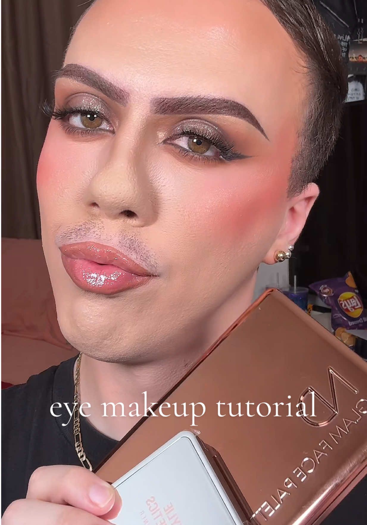 i love me a smoked out halo eye! can we get an amen? 🙂‍↕️🤎🖋️ products used — @Dominique Cosmetics everlasting eye base @Natasha Denona glam face palette (dark) @Kylie Cosmetics wet shimmer quad @Maybelline NY build a brow pen & gel duo (black brown) @e.l.f. Cosmetics lash xtndr mascara @r.e.m. beauty hypernova satin matte bronzer (solar storm) #eyemakeup #eyeshadowtutorial #eyelook #makeup #makeuptutorial #smokeyeye #beautyhacks 
