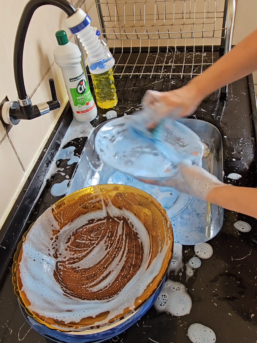 washing dishes#asmr #CleanTok ##0ddlySatisfying#satisfyingvideos #relaxingvideos #cleaningasmr #tiktokmademebuyit #cleanwithme 