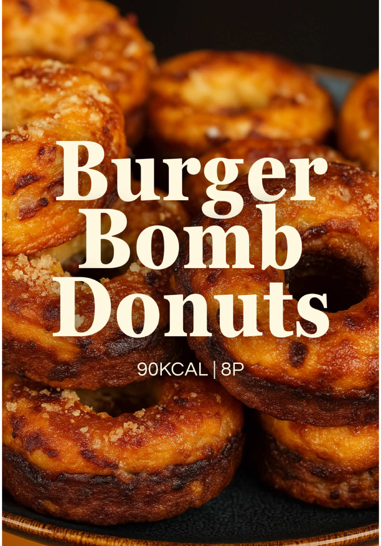Tu fais comment si t’as envie de burger et de donuts, mais que t’as pas envie d’exploser tes calories ? Et ben tu fais, ces délicieux Burger Bomb Donuts qui font seulement 90 calories pour 8 g de protéines 🔥 Ça se congèle super bien et ça se mange chaud, froid, en plat principal ou meme en apéro pour régaler tes invités 😋 📊 Valeurs nutritionnelles par burger bomb donut:  ⚡️ 90 kcal | 🥩 8P | 🥔 3,5G | 🥑 5,5L 📋 Ingrédients (pour 12 mini donuts) Base : 👉 300 g viande hachée 5 % 👉 30 g parmesan râpé 👉 30 g de bacon (ou 3 tranches coupées en 4) 👉 Épices : sel, poivre, paprika, ail en poudre Pâte (tu n’en utiliseras que 2/3) : 👉 100 g farine 👉 100 g skyr 👉 2 œufs 👉 50 ml lait 👉 15 g beurre allégé 👉 1 c. à café levure chimique 👉 1 pincée de sel 👉 1/2 c.a.c de stevia (optionnel) 👨🏻‍🍳 Préparation : 1️⃣ Préchauffe ton four à 200°C 2️⃣ Dans chaque cavité du moule à donuts : parmesan + bacon + 25 g viande hachée assaisonnée 3️⃣ Enfourne 15 min (jusqu’à ce que ça croustille bien) 4️⃣ Ajoute une cuillère à soupe de pâte sur chaque base, puis réenfourne 10 à 15 min à 180°C 5️⃣ Laisse tiédir, démoule, retourne… et admire tes Donuts Burger Bombs BON APP’ les Lukum 🫶🏼 #proteinrecipe #donutburger #timetomakethedonuts #donuts #burgeroftheday #recettehealthy #highproteinmeals #mealprep #recettefit #flexiblediet #recettefacile #recettefacile #recetterapide #perdredupoids #recettesimple #pertedepoids #mangersain #cuisinemaison #foodporn