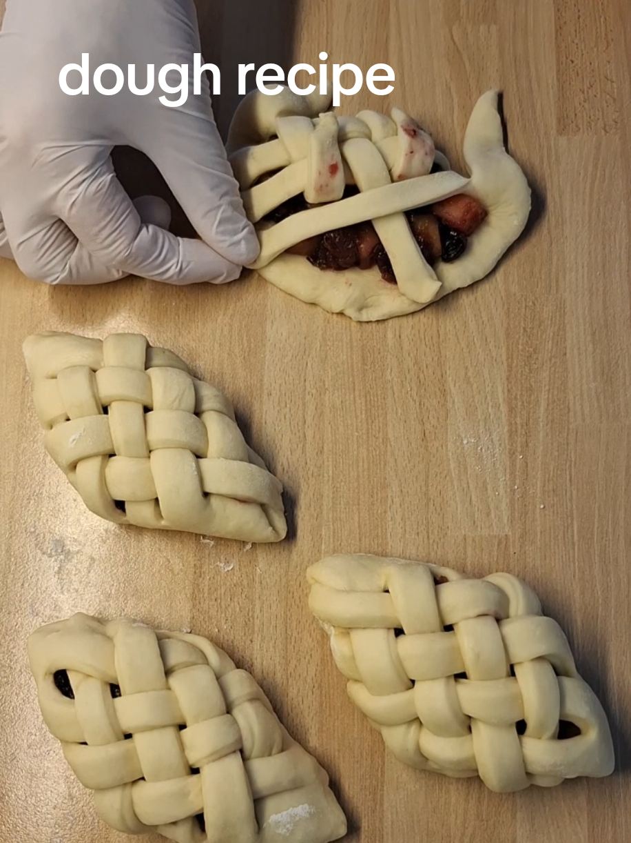 Interesting bunshaping. Ingrediens for the dough: 150g milk 6g instant yeast  30g honey  25g sugar 1 egg 30g butter 4g salt 260g flour #recipeoftheday #rolls #сдобноетесто #рецептбулочек #випічка #пиріжки #пиріг #drożdżówki #bunshapes #sweetrecipe #sweetbread #buns #doughpastry #bread #булочки #sourdoughbread #easybread #bröd #bulle #desserts #tastyfood #deliciousfood 