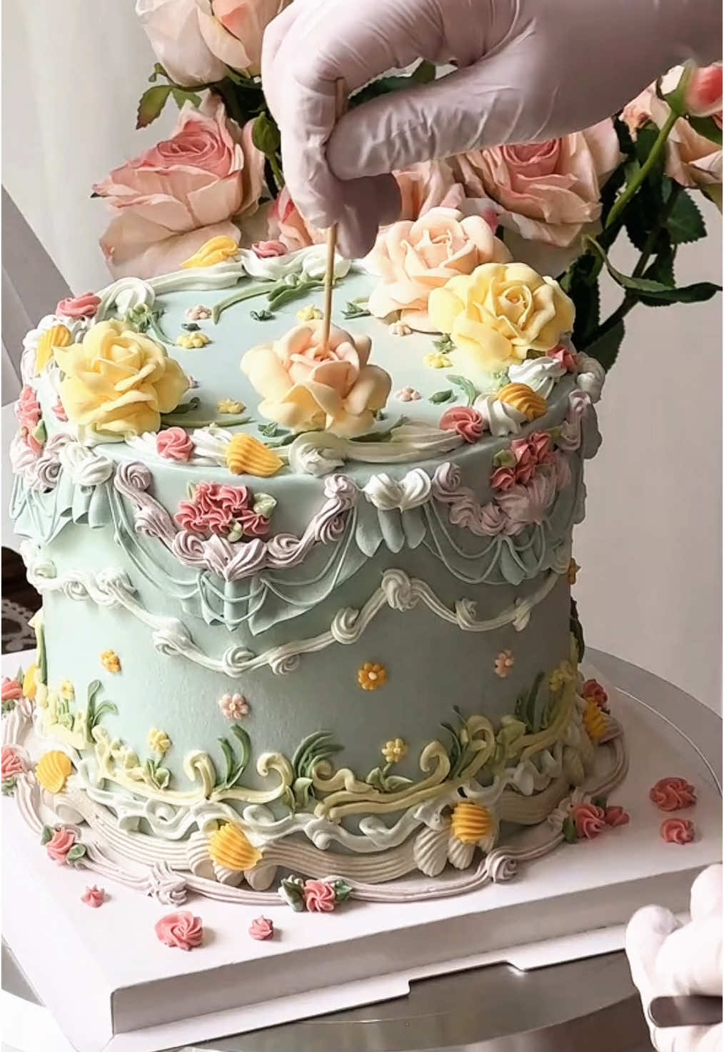 Baby Blue Vintage Cake🎂 #cakeschool #buttercreamflowers #cupcakevedio #Cakedecoration #cupcakedecoration #tips #pipingnozzles #easybaking #Buttercreampiping #pipingforbeginner #pipingtechniques #pipingtutorial